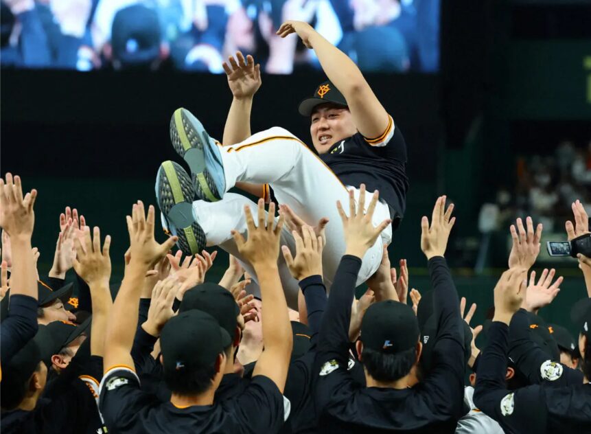 ファンフェスタで胴上げされる岡本和真